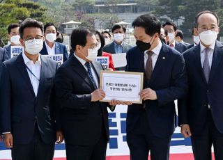 &lt;포토&gt; 유영민 대통령 비서실장에게 항의서한 전달하는 김기현 권한대행