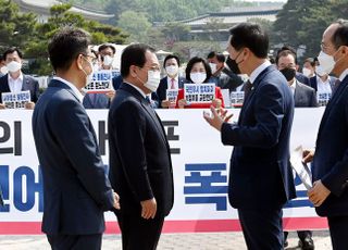 &lt;포토&gt; 유영민 비서실장에게 항의하는 김기현 권한대행
