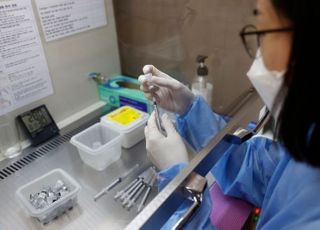 성남 요양병원서 11명 확진…백신 안 맞은 사람만 걸렸다