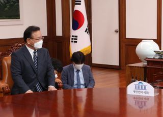 &lt;포토&gt; 김부겸 국무총리와 대화하는 박병석 국회의장