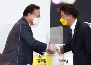 &lt;포토&gt;여영국 정의당 대표와 인사하는 김부겸 국무총리