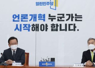 &lt;포토&gt; 김부겸 국무총리와 대화하는 최강욱 열린민주당 대표