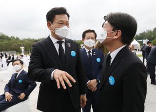 &lt;포토&gt; 대화 나누는 송영길-안철수