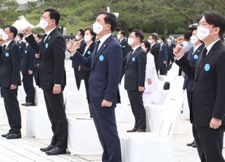 &lt;포토&gt; 임을 위한 행진곡 제창하는 송영길-김기현-안철수