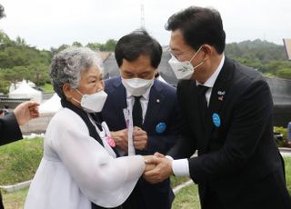 &lt;포토&gt; 5.18 민주화운동 유족 위로하는 송영길-김기현