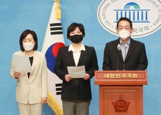 &lt;포토&gt; 이상윤 서울중앙지검장 공소장 유출 관련 성명서 발표하는 국민의힘 법사위원들