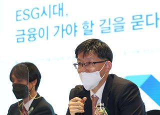 &lt;포토&gt; 토론하는 이효섭 자본시장연구원 금융산업실장