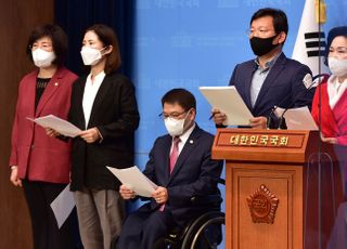 &lt;포토&gt; 국민기만 K백신 민생폭망 K방역, 코로나 대책 전면 수정 촉구 기자회견하는 국민의힘 의원들