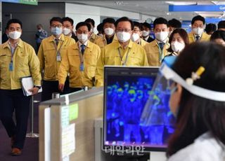 &lt;포토&gt; 코로나19 대응 인천공항 검역상황 점검 나선 김부겸 국무총리