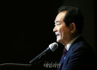 정세균, 文 띄우고 이재명 때리기…"방역에 혼란 가중시켰다"