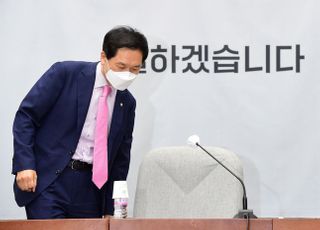 &lt;포토&gt; 원내대책회의 들어서는 김기현 권한대행