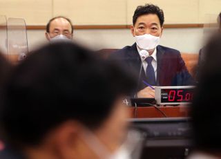 &lt;포토&gt; 질의에 답변하는 김오수 검찰총장 후보자