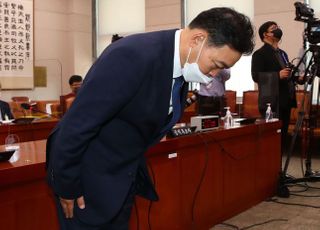 &lt;포토&gt; 인사하는 김오수 검찰총장 후보자