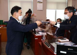 &lt;포토&gt; 선서문 전달하는 김오수 검찰총장 후보자