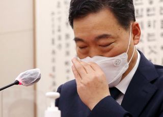 &lt;포토&gt; 질의 듣는 김오수 검찰총장 후보자