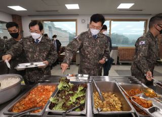 군부대 방문해 급식 담는 송영길 대표