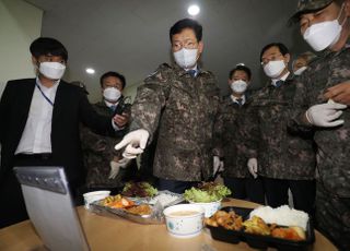 장병 급식 실태 점검하는 송영길 대표