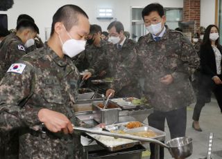 장병 급식 실태 점검 위해 군부대 방문해 급식 담는 송영길