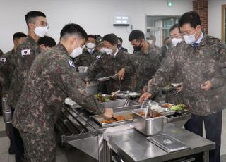 식판에 음식 담는 송영길 대표