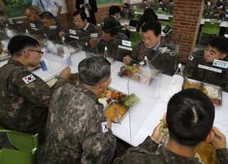 장병들과 식사하는 송영길 대표