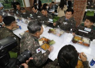 군부대 방문해 식사하는 송영길 대표