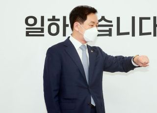 &lt;포토&gt; 시계보는 김기현 권한대행