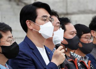 금융지주회장 연임 제한을 위한 금융사지배구조법 개정안 발의 기자회견 하는 박용진 의원