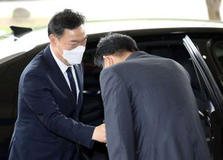 첫 출근하는 김오수 검찰총장