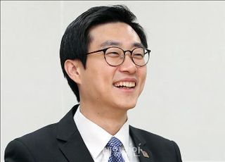 장경태 "조국 때문에 선거졌다"더니…이젠 회고록 발간 옹호