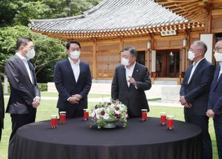 문대통령 "4대 그룹 덕에 한미회담 성과…최태원 아주 큰 힘 돼"