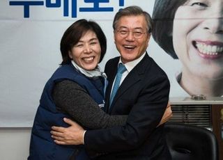 "어깨 잡으면 민감" 윤석열 때린 최민희, 文과 포옹 '내로남불' 역풍