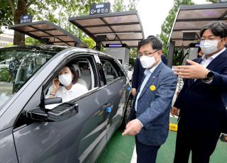 국회 전기차 공공급속충전기 준공식에서 대화하는 이춘석 국회 사무총장과 김성환-장혜영 의원 