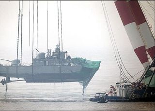 '천안함 막말' 파장에 文까지 소환…野 "무릎 꿇고 사과"