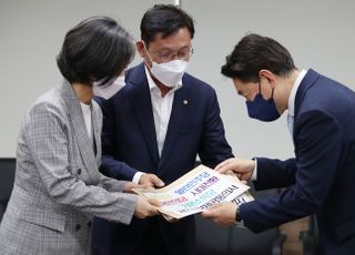 정의당 등 비교섭 5당, 권익위에 부동산거래 전수조사 의뢰서 전달