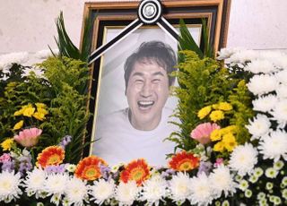 ‘축구 레전드’ 유상철, 어머니 곁에서 영면