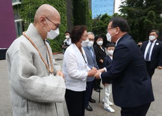 이한열 열사 어머니 배은심 여사와 인사하는 김부겸 총리