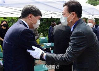 인사 나누는 송영길-김홍걸