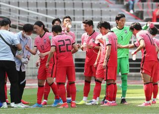 더위 식히는 대한민국 축구대표팀 선수들