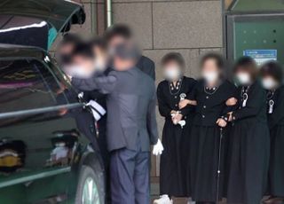 '광주 붕괴 참사' 눈물의 발인식…합동분향소 4500명 찾아