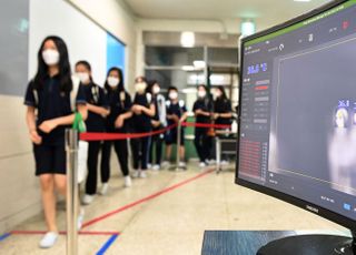 등교하는 학생들 '수도권 중학교 등교수업 확대'