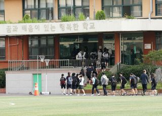 등교하는 중학생들 '수도권 중학교 등교수업 확대'