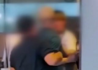[영상]"영수증을 한 손으로 줘?" 10대 종업원 구타하고 달아난 남성