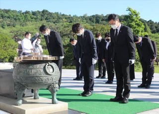 이준석, 서울현충원 참배 "盧 전 대통령 봉하마을도 찾아뵙겠다"