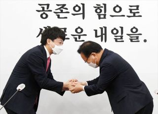 악수하는 이준석-김부겸