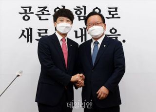 이준석 국민의힘 대표 예방하는 김부겸 국무총리