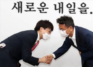 이준석 국민의힘 대표 예방하는 이철희 정무수석