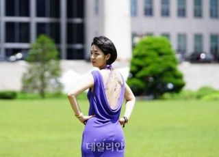 류호정, 등 파인 드레스 입고 파격 기자회견 “타투 합법화하라”