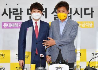 국민의힘 이준석 대표와 인사하는 정의당 여영국 대표