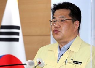 정부 "관광객은 백신 맞아도 자가격리…직계가족 방문객만 격리 면제"