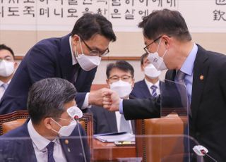 인사 나누는 박범계 법무부 장관과 김진욱 공수처장